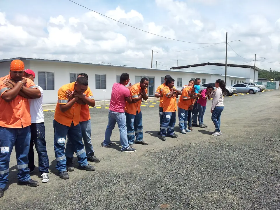 Entrenamiento de brigada de emergencias empresarial al aire libre