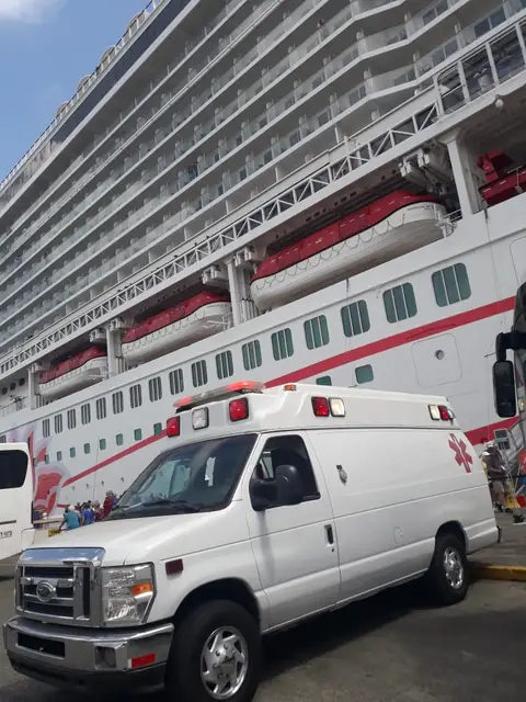 Unidad de Emergencia Móvil en el muelle junto a un crucero