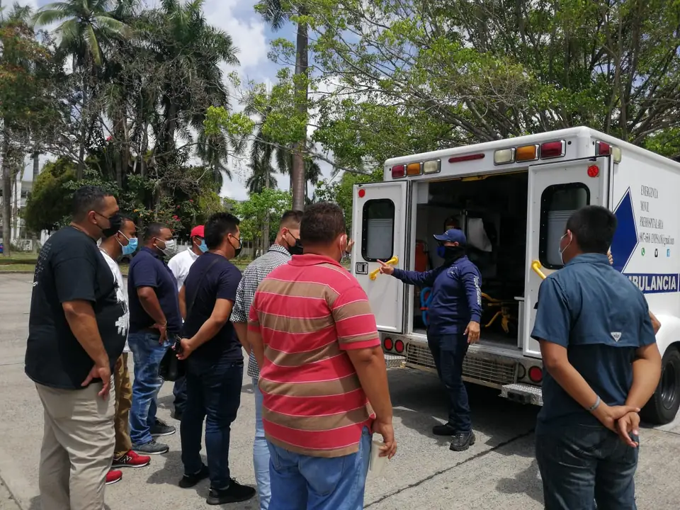 Paramédicos y personal de Emergencia Móvil junto a la ambulancia