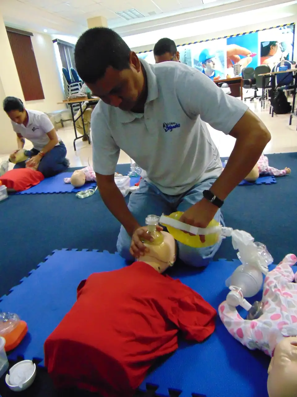 Paramédico realizando maniobras de RCP con bolsa de ventilación