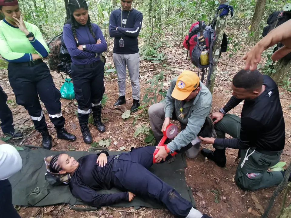 Brigada de rescate atendiendo a un paciente en la selva