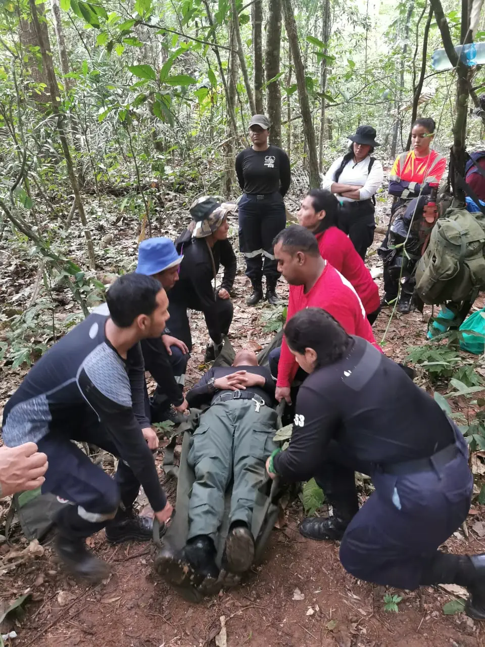 Brigada de búsqueda y rescate atendiendo a un paciente en la selva de Panamá